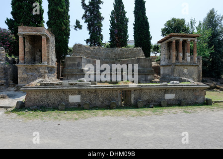 Blick auf verschiedene Gräber auf Straße Via Delle Tombe, Porta Nocera, Pompeji-Italien. Links befindet sich das Grab eines Richters; Zentrum ist die Stockfoto