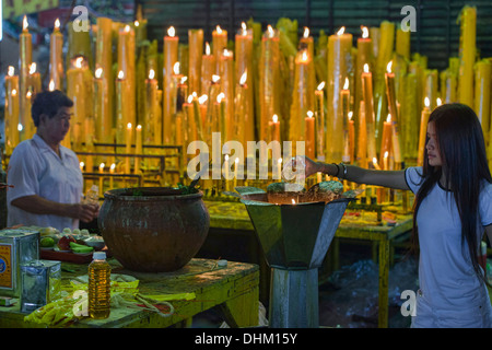 Anzünden von Kerzen für viel Glück beim vegetarischen Festival in Bangkok, Thailand Stockfoto