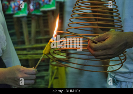 Beleuchtung-Weihrauch für viel Glück beim vegetarischen Festival in Bangkok, Thailand Stockfoto