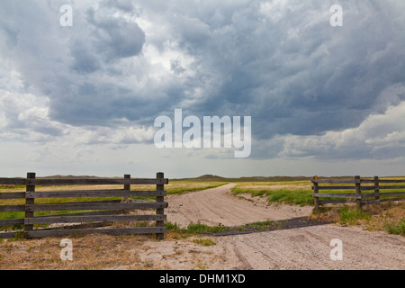 Zaun und Vieh Wache am Eingang West Mail Road Crescent Lake National Wildlife Refuge in den Sandhills von Nebraska Stockfoto