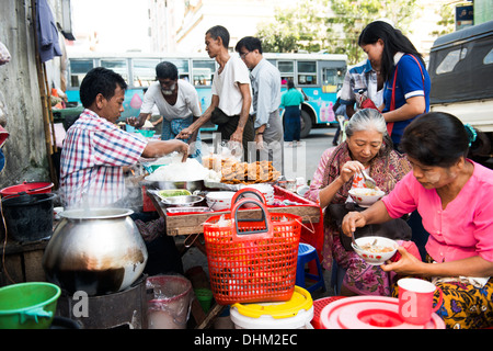 Straßenhändler verkaufen Snacks und Suppen in Yangon. Stockfoto