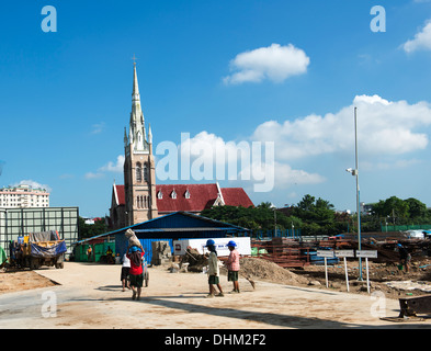 Neue Baustellen ersetzen alte Gebäude in der alten Stadt Zentrum von Yangon. Stockfoto