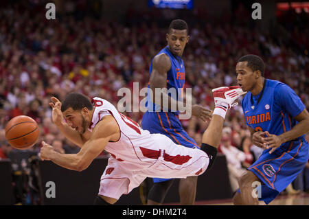 Madison, Wisconsin, USA. 12. November 2013. 12. November 2013: Wisconsin Badgers Wache Traevon Jackson #12 ist verschmutzt, während der Fahrt in den Korb während der NCAA Basketball-Spiels zwischen Florida Gators und die Wisconsin Badgers am Kohl Center in Madison, Wisconsin. Wisconsin besiegte Florida 59-53. John Fisher/CSM/Alamy Live-Nachrichten Stockfoto