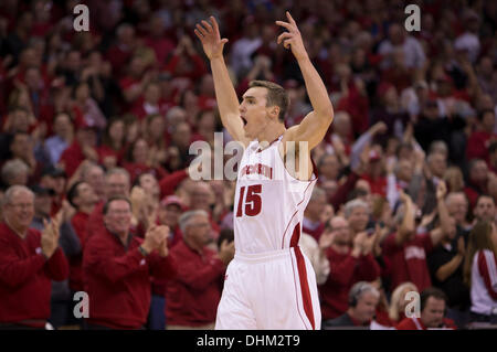 Madison, Wisconsin, USA. 12. November 2013. 12. November 2013: Wisconsin Badgers vorwärts feiert Sam Dekker #15 in den letzten Sekunden der NCAA Basketball-Spiel zwischen Florida Gators und die Wisconsin Badgers am Kohl Center in Madison, Wisconsin. Wisconsin besiegte Florida 59-53. John Fisher/CSM/Alamy Live-Nachrichten Stockfoto