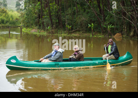 Touristen, die Überfahrt nach Lemureninsel im Vakona Forest Reserve, Andasibe-Mantadia Nationalpark, Madagaskar Stockfoto