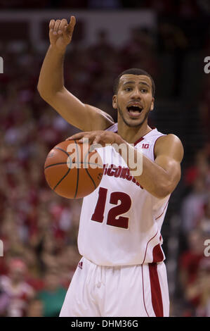 Madison, Wisconsin, USA. 12. November 2013. 12. November 2013: Wisconsin Badgers Wache Traevon Jackson #12 ruft Anweisungen während der NCAA Basketball-Spiel zwischen Florida Gators und die Wisconsin Badgers am Kohl Center in Madison, Wisconsin. Wisconsin besiegte Florida 59-53. John Fisher/CSM/Alamy Live-Nachrichten Stockfoto