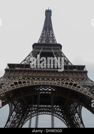 Der Eiffelturm in Paris, Frankreich an einem bewölkten Tag erschossen von unten geradeaus. Stockfoto