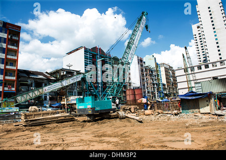 Neue Baustellen ersetzen alte Gebäude in der alten Stadt Zentrum von Yangon. Stockfoto