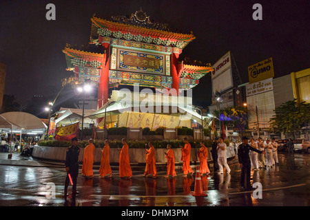 Mönche machen Verdienst auf dem chinesischen vegetarischen Festival in Bangkok, Thailand Stockfoto