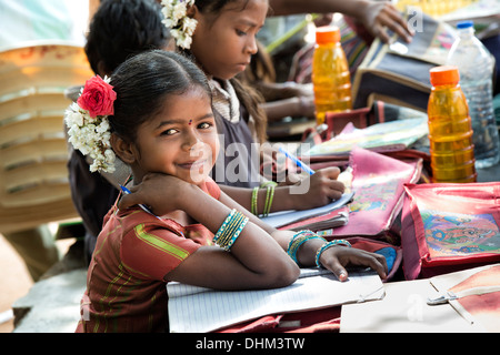 Indische Bauerndorf Schulmädchen in Büchern in einer externen Klasse schreiben. Andhra Pradesh, Indien, selektiven Fokus. Stockfoto