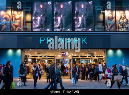 Primark-Filiale in der Northunmerland Street in Newcastle Upon Tyne, England, UK Stockfoto