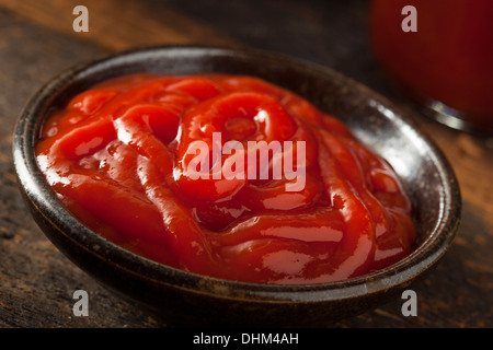 Bio rote Ketchup-Sauce in einer Flasche Stockfoto