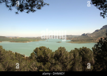 Blick über Guadalhorce Stausee (Embalse de Guadalhorce), in der Nähe von Ardales, Provinz Malaga, Andalusien, Spanien, Westeuropa. Stockfoto