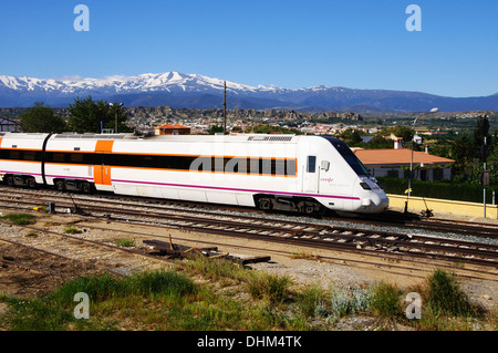 RENFE S-598 Mittelstrecke Zug verlassen Sie den Bahnhof, Guadix, Provinz Granada, Andalusien, Spanien, Westeuropa. Stockfoto