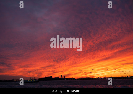 Sonnenuntergang über den Hafen von New York, 12. November 2013 Stockfoto