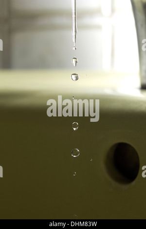 Die flüssige Bewegung von Wasser plantschen wie es gegossen wird. Stockfoto