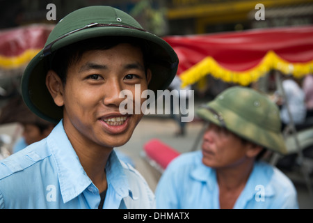 Cyclo-Fahrer tragen Trachtenhüte in Hanoi. Stockfoto