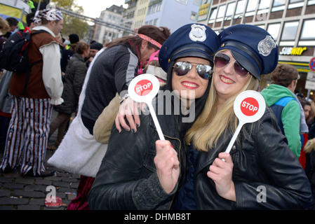 Karneval, im lokalen Dialekt Kölsch "Fastelovend" genannt wird, ist sehr wichtig in Köln. 11:11 am 11. November Stockfoto