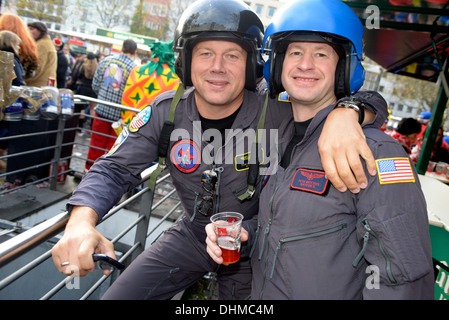 Nachtschwärmer im Kölner Karneval, das sogenannte "Fastelovend" im Dialekt Kölsch. 11:11 am 11. November Stockfoto