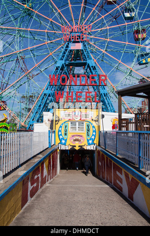 Wonder Wheel Riesenrad fahren, Coney Island, Brooklyn, New York, Vereinigte Staaten von Amerika. Stockfoto