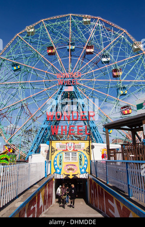 Wonder Wheel Riesenrad fahren, Coney Island, Brooklyn, New York, Vereinigte Staaten von Amerika. Stockfoto