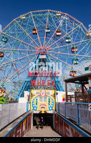 Wonder Wheel Riesenrad fahren, Coney Island, Brooklyn, New York, Vereinigte Staaten von Amerika. Stockfoto