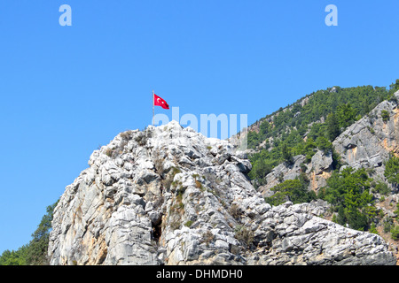 Türkische Flagge auf einem Felsen Stockfoto