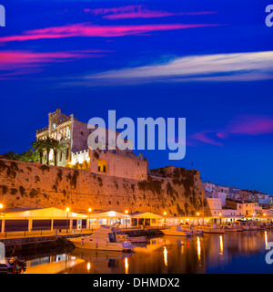 Rathaus Stadt Ciutadella Menorca und Sonnenuntergang Hafen mit Booten in Balearen Stockfoto