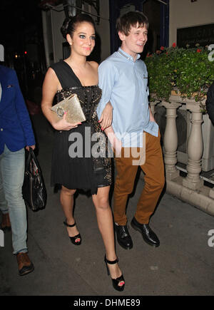 Tulisa Contostavlos Mahiki Nachtclub mit Freund Jack O'Connell angekommen.  London, England - 02.05.12 Stockfoto