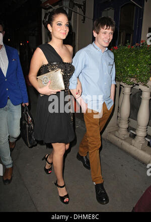 Tulisa Contostavlos Mahiki Nachtclub mit Freund Jack O'Connell angekommen.  London, England - 02.05.12 Stockfoto