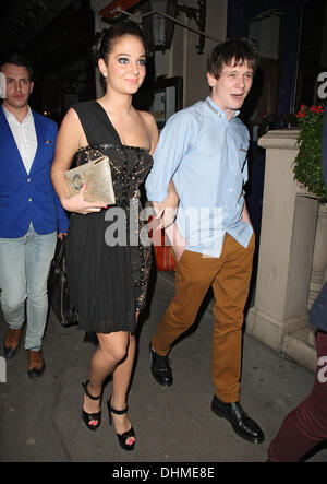 Tulisa Contostavlos Mahiki Nachtclub mit Freund Jack O'Connell angekommen.  London, England - 02.05.12 Stockfoto