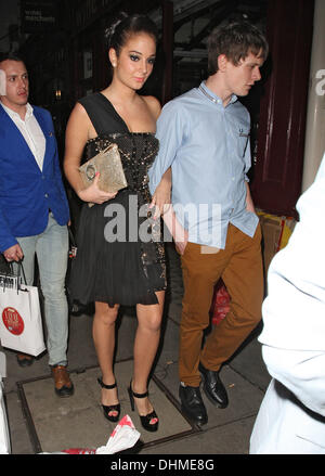 Tulisa Contostavlos Mahiki Nachtclub mit Freund Jack O'Connell angekommen.  London, England - 02.05.12 Stockfoto