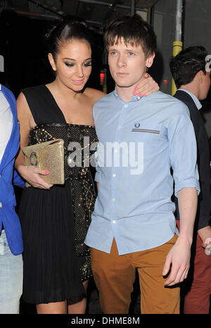 Tulisa Contostavlos und ihr Freund Jack O'Connell Mahiki Nachtclub angekommen.  London, England - 02.05.12 Stockfoto