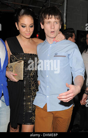 Tulisa Contostavlos und ihr Freund Jack O'Connell Mahiki Nachtclub angekommen.  London, England - 02.05.12 Stockfoto