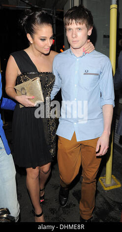 Tulisa Contostavlos und ihr Freund Jack O'Connell Mahiki Nachtclub angekommen.  London, England - 02.05.12 Stockfoto