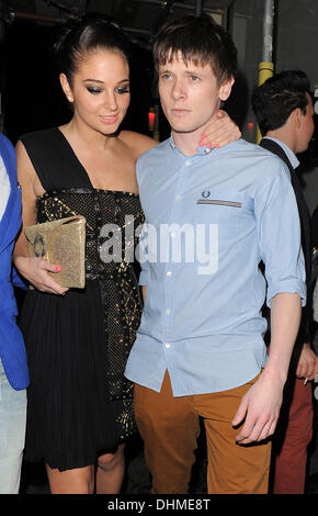 Tulisa Contostavlos und ihr Freund Jack O'Connell Mahiki Nachtclub angekommen.  London, England - 02.05.12 Stockfoto