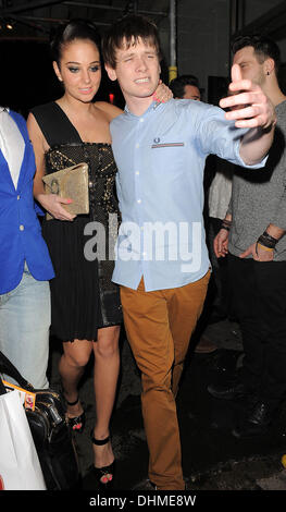 Tulisa Contostavlos und ihr Freund Jack O'Connell Mahiki Nachtclub angekommen.  London, England - 02.05.12 Stockfoto