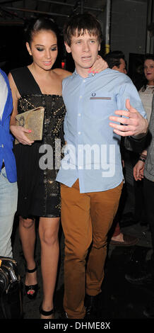 Tulisa Contostavlos und ihr Freund Jack O'Connell Mahiki Nachtclub angekommen.  London, England - 02.05.12 Stockfoto