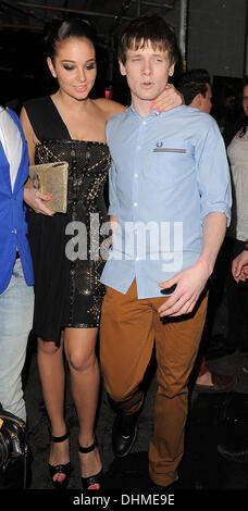 Tulisa Contostavlos und ihr Freund Jack O'Connell Mahiki Nachtclub angekommen.  London, England - 02.05.12 Stockfoto