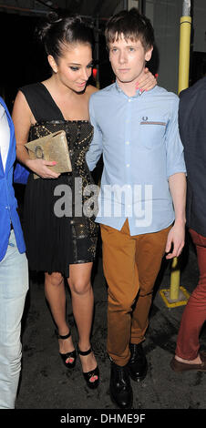 Tulisa Contostavlos und ihr Freund Jack O'Connell Mahiki Nachtclub angekommen.  London, England - 02.05.12 Stockfoto