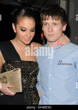 Tulisa Contostavlos und ihr Freund Jack O'Connell Mahiki Nachtclub angekommen.  London, England - 02.05.12 Stockfoto