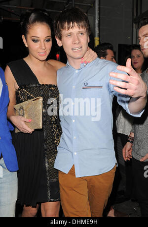 Tulisa Contostavlos und ihr Freund Jack O'Connell Mahiki Nachtclub angekommen.  London, England - 02.05.12 Stockfoto