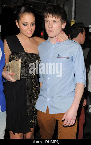 Tulisa Contostavlos und ihr Freund Jack O'Connell Mahiki Nachtclub angekommen.  London, England - 02.05.12 Stockfoto