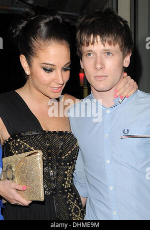 Tulisa Contostavlos und ihr Freund Jack O'Connell Mahiki Nachtclub angekommen.  London, England - 02.05.12 Stockfoto