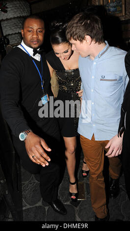 Tulisa Contostavlos Mahiki Nachtclub mit Freund Jack O'Connell angekommen.  London, England - 02.05.12 Stockfoto