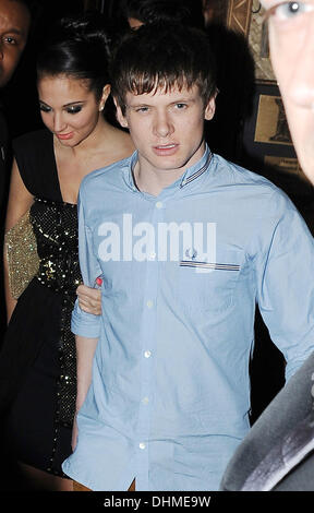 Tulisa Contostavlos Mahiki Nachtclub mit Freund Jack O'Connell angekommen.  London, England - 02.05.12 Stockfoto