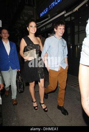 Tulisa Contostavlos Mahiki Nachtclub mit Freund Jack O'Connell angekommen.  London, England - 02.05.12 Stockfoto