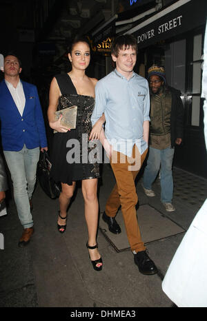 Tulisa Contostavlos Mahiki Nachtclub mit Freund Jack O'Connell angekommen.  London, England - 02.05.12 Stockfoto