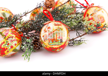 Weihnachtskugeln mit Tanne Baum Zweig isoliert auf weißem Hintergrund. Stockfoto