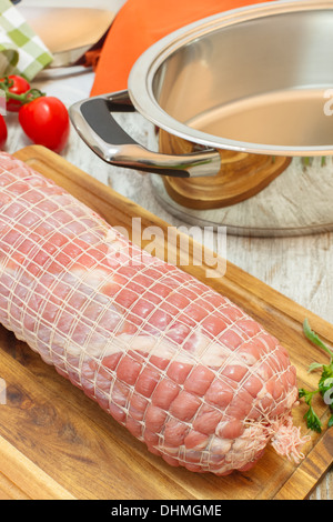 Rohes Fleisch gerollt. Gefüllte Roulade mit Kalbfleisch auf Holzbrett. Rohem Fleisch. Frisches rohes Kalbfleisch-Rouladen bereit, Kochen Stockfoto